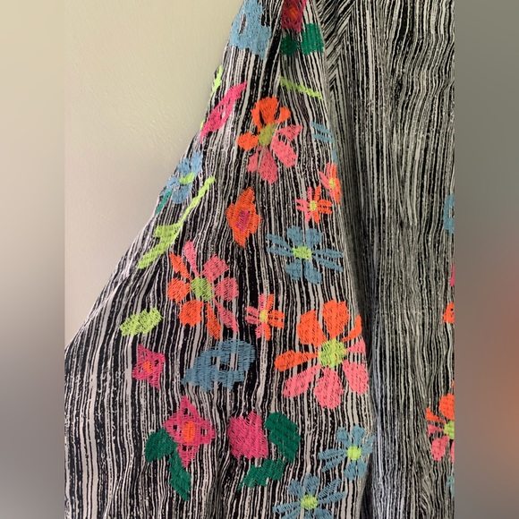 See Be Seen Black Embroidered top 3x - Picture 4 of 5